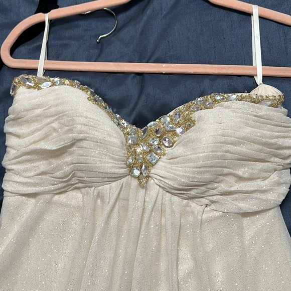 Strapless gown. , brand unknown size 4 - Picture 2 of 6